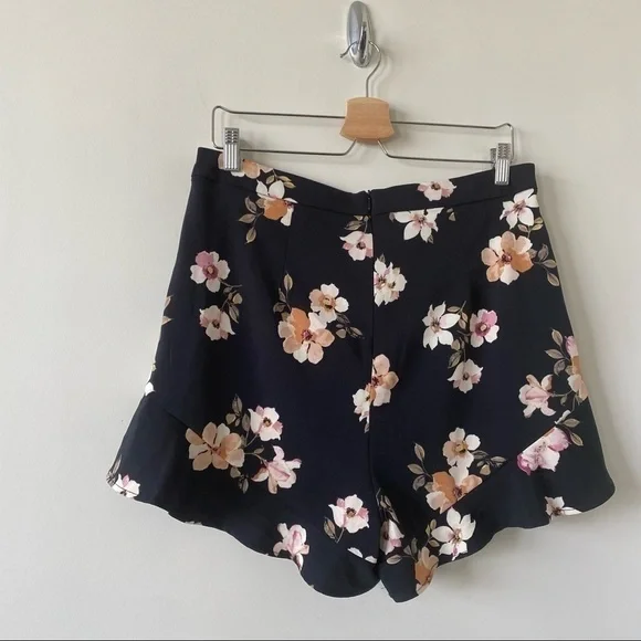 DYNAMITE-HIGH Rise Ruffle Hem Floral Shorts (Size:Large) - Picture 7 of 10